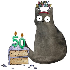 Pu&ograve; includere: Un gatto nero con un cappello "Buon Compleanno" &egrave; seduto accanto a una torta a due piani con candele verdi che indicano "50".