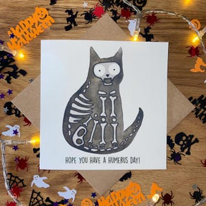 Carte d'Halloween, carte d'Halloween chat, carte d'Halloween squelette, carte d'Halloween drôle, Halloween humérus.
