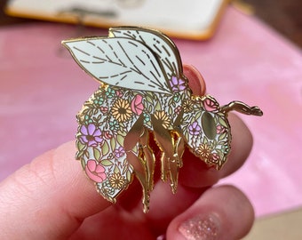 Floral Bee Enamel Pin | Flower | Daisy | Leaves | Pins for Backpacks | Hat pin | Enamel pins | kawaii | Lapel pin | Enamel badges