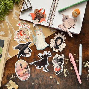 Lot d'autocollants en vinyle Drawlloween 2024 | Sorcière | Chien de l'enfer | Faune | Squelette | Fantôme | Sticker pour ordinateur portable | Sticker pour agenda | Sticker pour verre | Vinyle