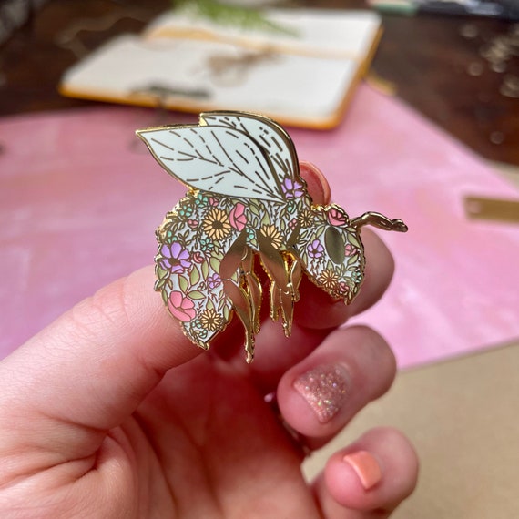 Floral Bee Enamel Pin | Flower | Daisy | Leaves | Pins for Backpacks | Hat pin | Enamel pins | kawaii | Lapel pin | Enamel badges