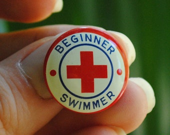 Jaren 1960 Beginner Zwemmer Amerikaanse Rode Kruis Pin - Zwemlessen - ARC Zwemveiligheid - Vintage Pin Back Button
