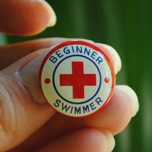 1960er Anfänger Schwimmer Amerikanisches Rotes Kreuz Pin - Schwimmkurs - ARC Schwimmsicherheit - Vintage Pin Back Button