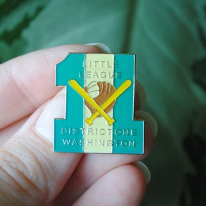 1990er Jahre Little League Baseball Pin - Distrikt One Washington - Vintage Abzeichen - Button - Anstecknadel - Hut Pin - Tie Tack