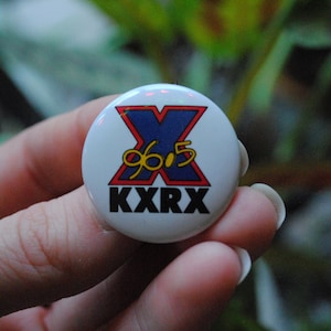 1980&#39;s 96.5 KXRX Panel Button - Vintage Rock Radiostation Sammlerstück - Pinback Abzeichen