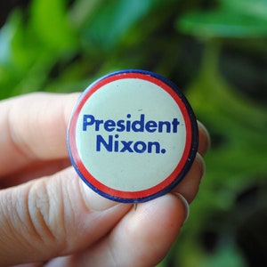 Spilla del presidente Nixon del 1972 - Elezioni originali di Richard M. Nixon del 1972 - Bottone politico vintage - Repubblicano - Distintivo degli anni &#39;70