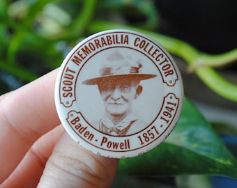 Paire de badges vintage de collection Scout Memorabilia - Baden-Powell 1857-1941 - Badge avec épingle au dos - Boy Scouts Of America BSA - Acorn Badge Co.