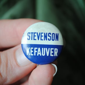 Spilla Stevenson Kefauver del 1956 - Spilla politica originale delle elezioni presidenziali del 1956 - Vintage - Democratica - Distintivo anni &#39;50