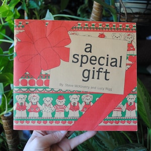 1981 A Special Gift - Lucy & Me Christmas Book - Steve McKinstry - Lucy Rigg - Thomas Henry Publishing CO - Softcover - Paperback - 1980&#39;s