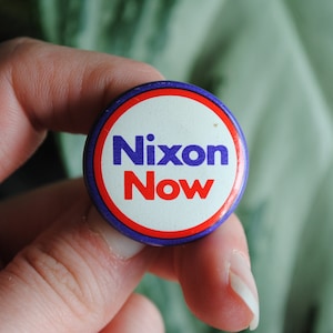 Vintage Nixon Now Pin - Original Richard M. Nixon 1972 Elección - Botón político - Republicano - Insignia 1970&#39;s