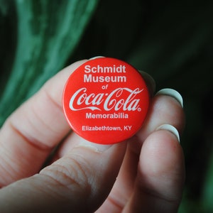 1990's Schmidt Museum of Coca-Cola Memorabilia Souvenir Pin Back Button - Elizabethtown KY - Coke - Vintage  Coca Cola Badge