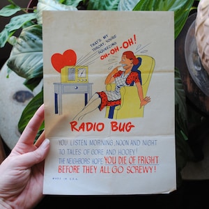 Puede incluir: Un anuncio vintage para una radio, con una mujer de dibujos animados con una expresión de sorpresa. El texto dice "¡Esa es mi garganta, me estás apretando! ¡Oh-oh-oh!" y "Radio Bug. ¡Escuchas por la mañana, al mediodía y por la noche cuentos de sangre y tonterías! ¡Los vecinos esperan que te mueras de miedo antes de que todos se vuelvan locos!"