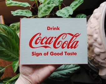 Vintage Coca-Cola Werbeschild - Einseitiges Pappschild - Getränk Coca-Cola Zeichen des guten Geschmacks - Man Cave - Retro Bar - Cola