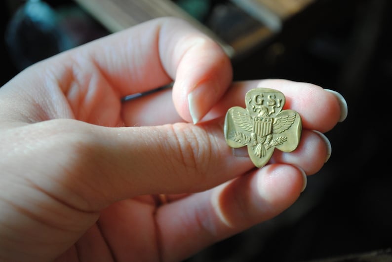 Vintage Girl Scouts lidmaatschapsspeld - badge - knoop - reversspeld afbeelding 1