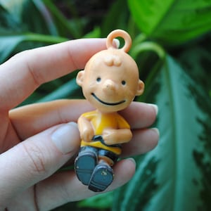 1950&#39;s Charlie Brown Figure - Parachute Toy - The Peanuts - Charles Schulz - Vintage - Ornament Keychain - 1950 United Feature Syndicate Inc