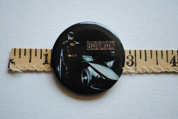 1989 Batman With Batmobile Button - DC Comics Inc - M… - Gem
