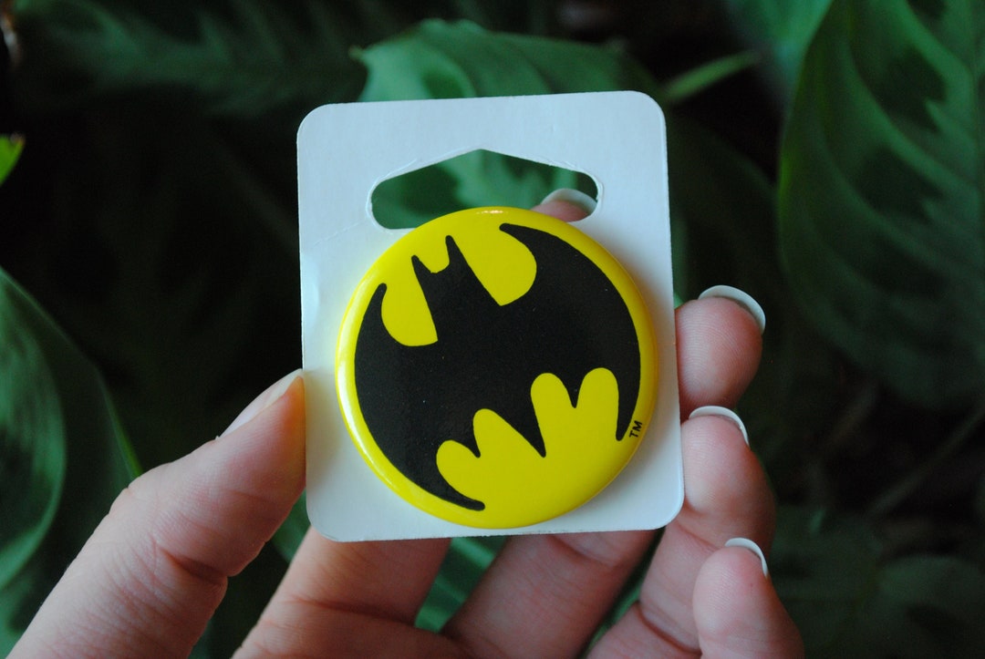1980's Batman Bat Signal Pin Back Button on Card DC Comics Retro Badge ...