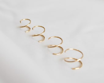 14k Gold Filled kleine Twist Ohrringe | Dünne Doppel Hoop Ohrringe | Kleine Huggie Creolen | Spiral Ohrringe | Faux Doppelreifen | Geschenk für Sie