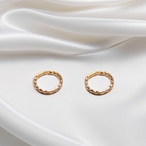 14k Gold gefüllter strukturierter Huggie Hoop Ohrring | Strukturierte Gold Hoop Ohrring | Unendlichkeit Ohrringe | Endlos Hoop Ohrring | Knorpel Ohrring