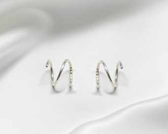 Pendientes de plata de ley con textura media y pequeños giros / Pendientes de doble aro / Aro pequeño tipo huggie / Pendientes de espiral / Aros dobles falsos