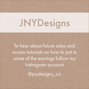 K&ouml;nnte beinhalten: Ein beiger Hintergrund mit wei&szlig;em Text, der "JNYDesigns" lautet. Der Text darunter lautet "Um von zuk&uuml;nftigen Verk&auml;ufen zu h&ouml;ren und auf Tutorials zuzugreifen, wie man einige der Ohrringe anlegt, folge meinem Instagram-Account @jnydesigns_co"