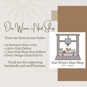 以下が含まれることがあります： Our Wren's Nest Shopのプロモーション画像。From our farm to your home、In Business Since 2020、3,500+ Etsy Orders、5-Star Etsy Shopのテキストと、プリントベッドの上に鶏と野菜が乗った3Dプリンターのロゴが描かれています。