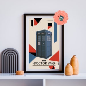 Peut inclure: Téléchargement numérique d'une affiche Doctor Who représentant une boîte de police bleue avec un design géométrique en rouge, bleu et blanc.