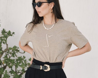 Cara T-shirt in sand - Eco-Embroidery tee