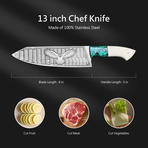 K&ouml;nnte beinhalten: Ein 33 cm langes Edelstahl-Kochmesser mit t&uuml;rkisfarbenem und wei&szlig;em Griff. Die Klinge hat ein Adlerdesign und ein Gittermuster. Das Messer ist 20 cm lang und der Griff 13 cm lang.