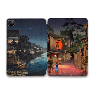 以下が含まれることがあります： 夜の日本の都市のデジタルイラスト。シーンには、ボートのある運河、提灯のある建物、通りを歩く人が描かれています。