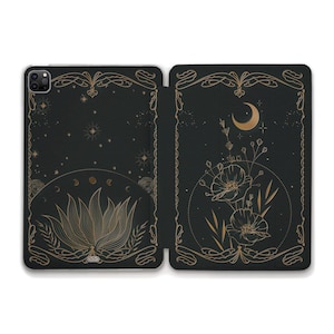 以下が含まれることがあります： 黒いタブレットケース、金色の天体デザイン。ケースには、蓮の花、三日月、星、花の要素が描かれています。デザインは、装飾的な金の縁で縁取られています。ケースは開いています。