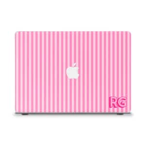 Op de afbeelding: Roze en lichtroze gestreepte laptophoes met een wit Apple-logo en de letters "RG" in de rechterbenedenhoek. De hoes heeft een verticaal streepjespatroon.