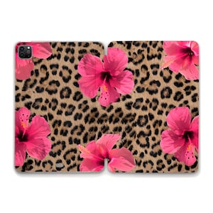 Può includere: Una custodia per tablet con motivo leopardato e fiori di ibisco rosa. La custodia è marrone con macchie nere e i fiori sono di un rosa acceso. Il motivo è ripetuto su tutta la superficie della custodia.