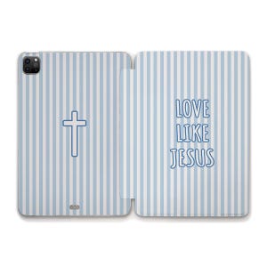 Peut inclure: Un étui pour tablette à rayures bleues et blanches avec une croix et les mots "LOVE LIKE JESUS" en bleu. L'étui est conçu pour protéger une tablette et dispose d'une fermeture magnétique.