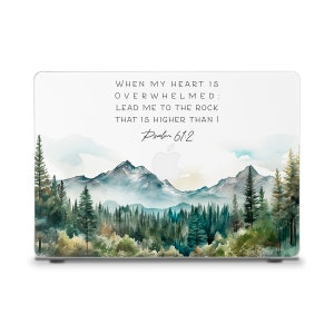 Może przedstawiać: Aquarela przedstawiająca pasmo górskie z lasem na pierwszym planie. Na obrazie widnieje tekst "WHEN MY HEART IS OVERWHELMED: LEAD ME TO THE ROCK THAT IS HIGHER THAN I Psalm 61:2".