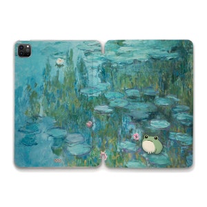 Pode incluir: Uma capa de telefone com uma pintura de lírios de água e um sapo verde em um fundo azul e verde.