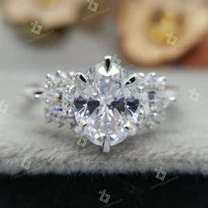 Anillo de compromiso Moissanite de corte ovalado de 2ct / Anillo vintage Art Déco / Anillo de promesa único / Anillo de boda de racimo floral / Anillo de tres piedras