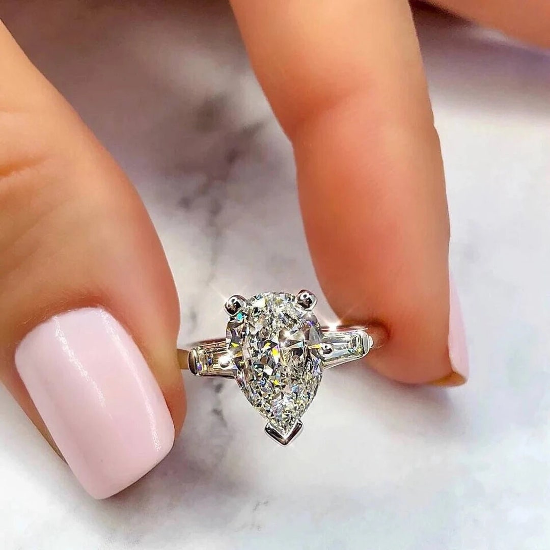 Pear Cut Diamond Engagement Ring With Side Tapered Baguette