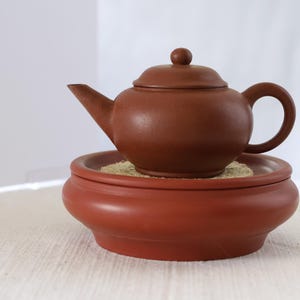 Puede incluir: Un juego de tres cuencos de cerámica anidados en tonos azules, verdes y blancos. Los cuencos presentan un esmalte moteado y un diseño sencillo y moderno. El cuenco más grande tiene aproximadamente 18 cm de diámetro.