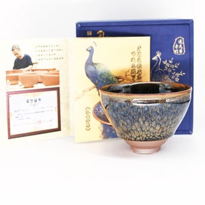 Può includere: Set di tre tazze in ceramica con finitura opaca e macchiettata. Ogni tazza presenta un colore diverso: azzurro, crema e grigio. Design semplice e moderno, forma arrotondata e manico confortevole.