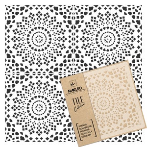 Puede incluir: Una plantilla en blanco y negro con un patrón geométrico de diseños de flores repetidos. La plantilla está hecha de un material delgado y flexible y está diseñada para usar con pintura u otros medios. La plantilla está empaquetada en una caja de cartón marrón con el nombre de la marca "Nakleo" y las palabras "Tile Collection" impresas en ella. La caja también incluye las palabras "Stencil, Schablone, Pochoir, Plantilla, Szablon" impresas en ella.