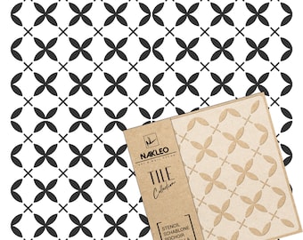 Puede incluir: Una plantilla de azulejos en blanco y negro con un patrón repetitivo de trébol de cuatro hojas. La plantilla está hecha de papel marrón y tiene el texto "NAKLEO ART & WALL DECOR TILE Collection STENCIL SCHABLONE POCHOIR PLANTILLA SZABLON" impreso en ella.