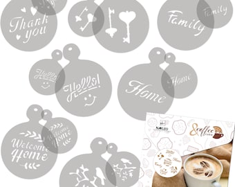 Könnte beinhalten: Set mit 14 grauen Kunststoff-Schablonen für Kaffeekunst. Die Schablonen zeigen verschiedene Designs, darunter Wörter wie "Danke", "Willkommen Zuhause", "Familie" und "Zuhause", sowie einen Schlüssel, Vögel auf einem Ast und ein Herz.