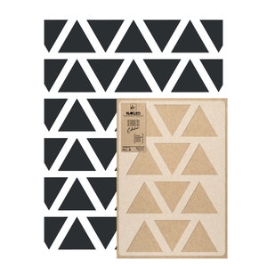 Puede incluir: Una hoja de plantilla con un patrón repetitivo de triángulos negros sobre un fondo blanco. La hoja está etiquetada como "NAKLEO Seamless Collection" y presenta un recorte de un patrón repetitivo de triángulos.