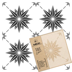 Puede incluir: Una plantilla de baldosas geométrica en blanco y negro con un diseño de estrella. La plantilla está hecha de plástico duradero y es reutilizable. La plantilla forma parte de la colección Tile de Nakleo.
