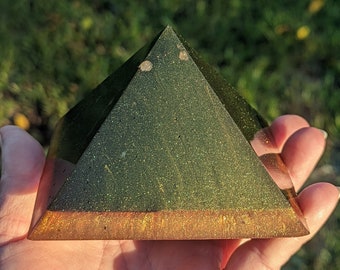 Pirámide de Giza Orgonita Negra y Dorada