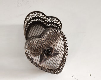 Caja de baratijas vintage de filigrana en forma de corazón con rosa