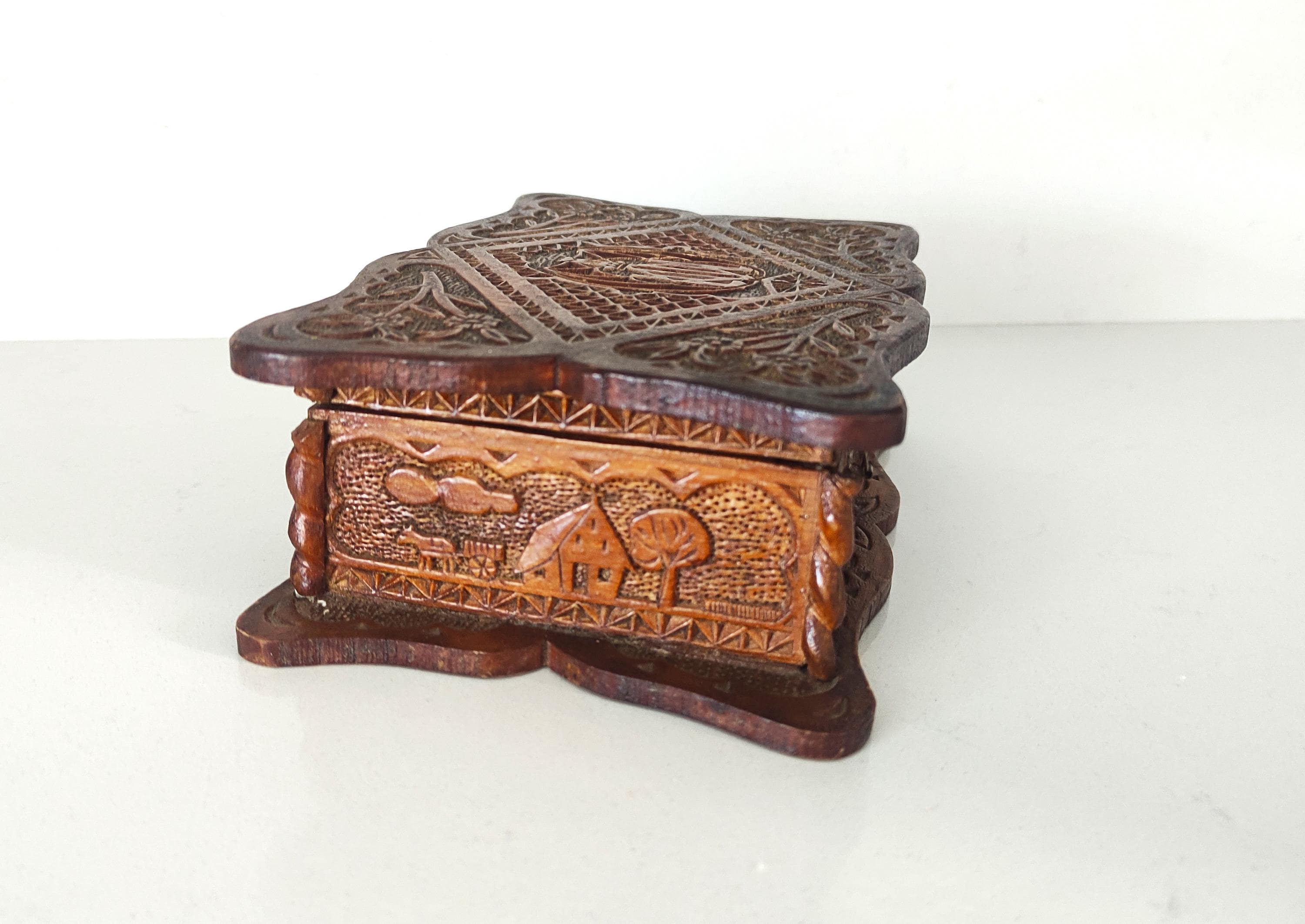 アンティークの手彫り木製裁縫箱：スペインのヴィンテージ小物入れ