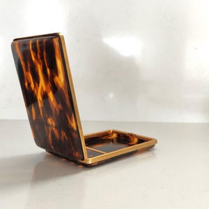 Portasigarette vintage in guscio di tartaruga e lucite, elegante portasigarette in lucite e ottone degli anni '50