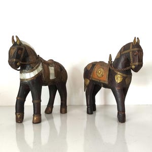 Figurines vintage de chevaux Marwari en bois sculpté à la main : incrustation de laiton et de nacre